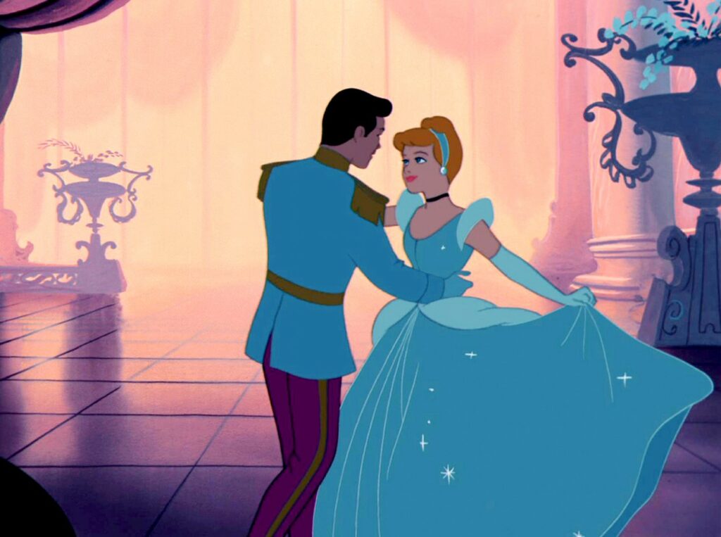 Cenușăreasa dansează cu Prințul într-o rochie albastră, în sala de bal