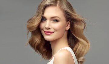 O femeie frumoasă, cu părul blond și subțire, care are una dintre coafurile recomandate pentru femeile cu părul rar și subțire