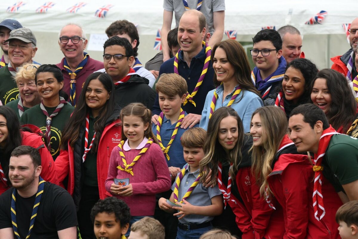 Kate Middleton și copiii ei, alături de un grup de cercetași, la un eveniment
