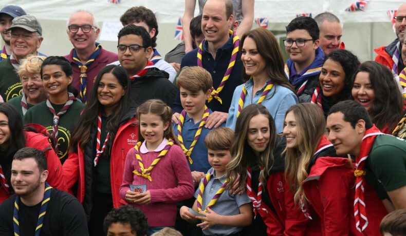 Kate Middleton și copiii ei, alături de un grup de cercetași, la un eveniment