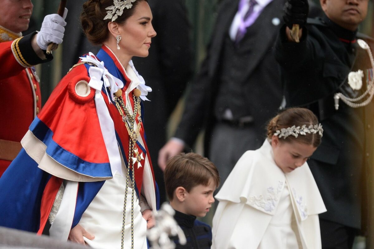 Kate Middleton, Prințul Louis și Prințesa Charlotte, în ziua încoronării, la Westminster Abbey