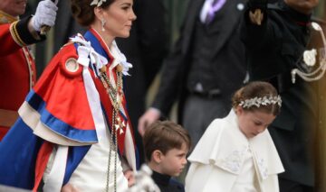 Kate Middleton, Prințul Louis și Prințesa Charlotte, în ziua încoronării, la Westminster Abbey
