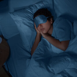 O femeie care doarme, cu o lumină difuză în cameră