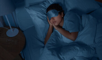 O femeie care doarme, cu o lumină difuză în cameră