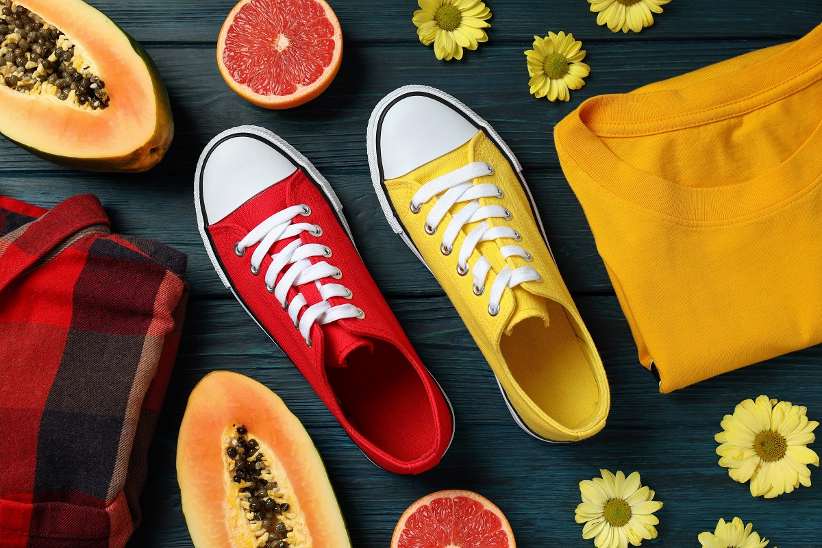 o pereche de pantofi, roșu și galben, alături de alte haine de la outlet