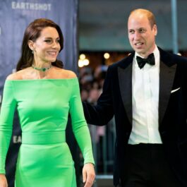 Prințul William pune mâna pe spatele soției sale, la un angajament regal