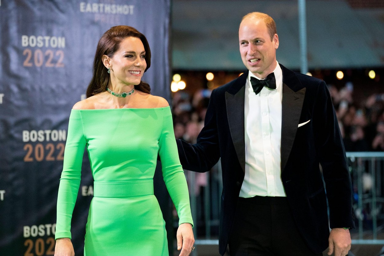 Prințul William pune mâna pe spatele soției sale, la un angajament regal
