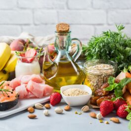Alimente care sunt incluse în dieta flexitariană aranjate pe o masă albă