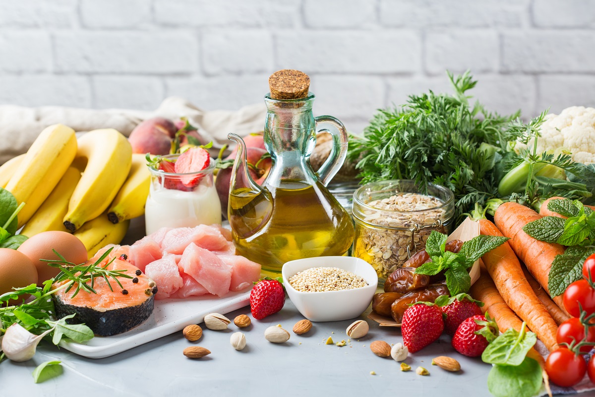 Alimente care sunt incluse în dieta flexitariană aranjate pe o masă albă