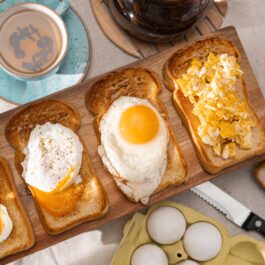 Ouă gătite în mai multe feluri pe felii de pâine