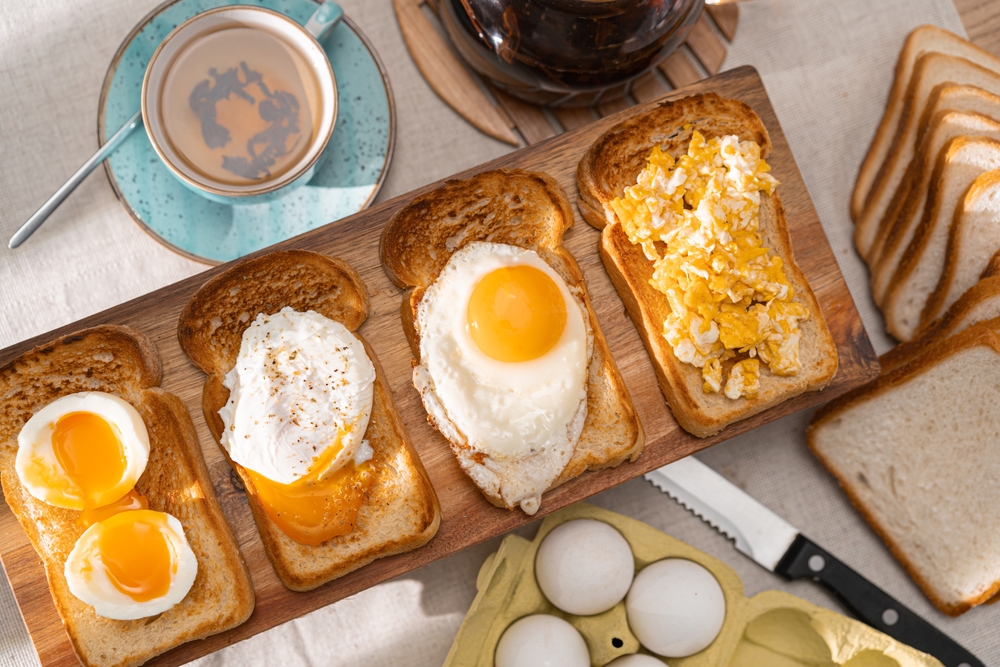 Ouă gătite în mai multe feluri pe felii de pâine