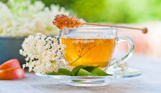 Efectele benefice ale ceaiului din flori de soc. Cum îți îmbunătățește sănătatea