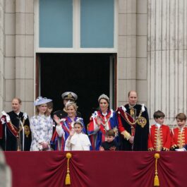 Familia Regală Britanică la Balconul Palatului Buckingham