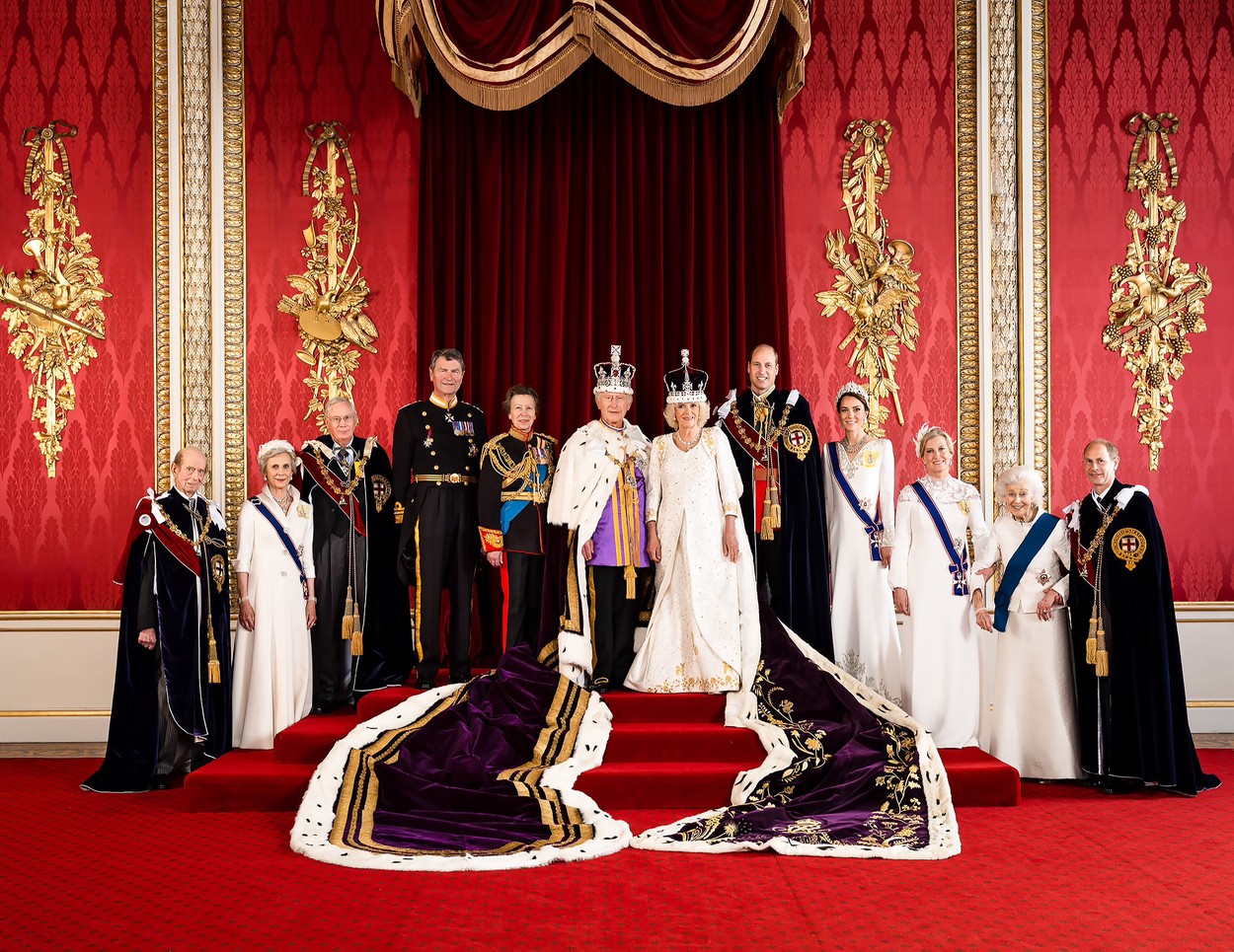 Familia Regală a Marii Britanii, într-o fotografie oficială, după încoronare