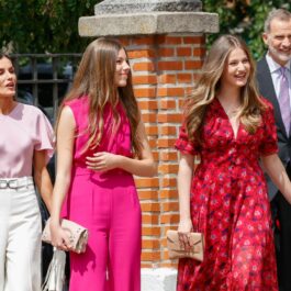 Regina Letizia, alături de cele două fiice ale sale și Regele Felipe, în ținute de vară, la biserică