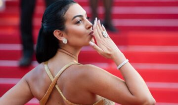 Georgina Rodriguez și-a etalat silueta într-o rochie aurie la premiera Last Summer de la Cannes. Iubita lui Cristiano Ronaldo a făcut furori pe covorul roșu
