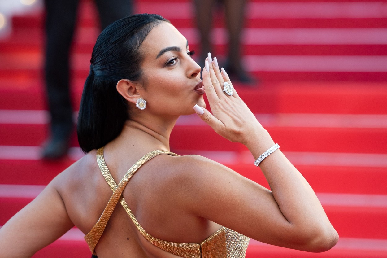 Georgina Rodriguez, salută fanii, la Festivalul de Film de la Cannes