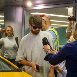 Gerard Pique în aeroportul din Miami în timp ce este abordat de mai mulți jurnaliști
