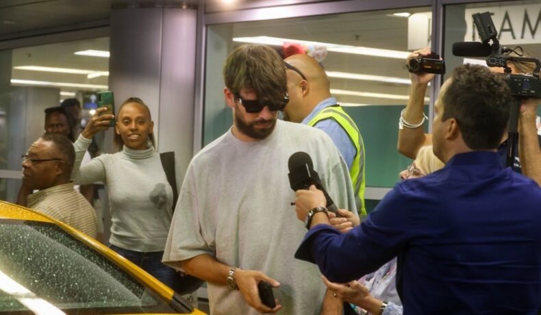 Gerard Pique în aeroportul din Miami în timp ce este abordat de mai mulți jurnaliști