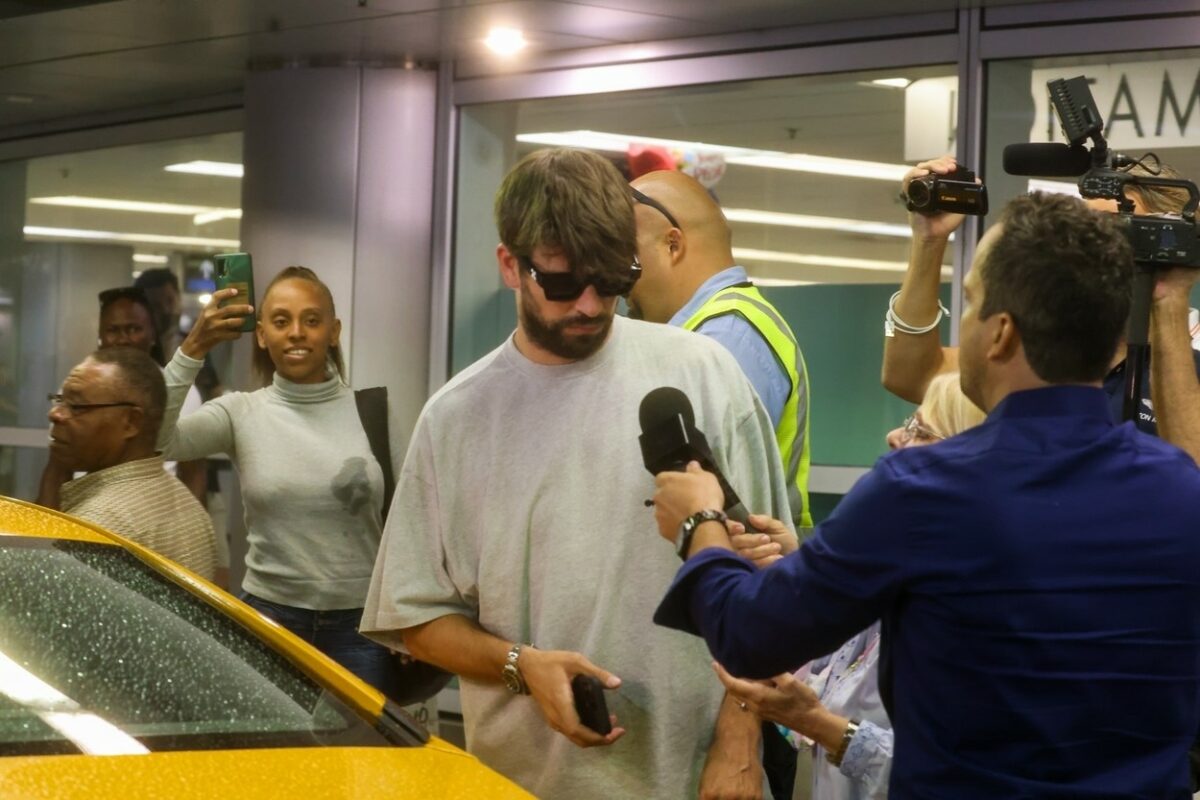 Gerard Pique, față în față cu jurnaliștii, pe aeroportul din Miami