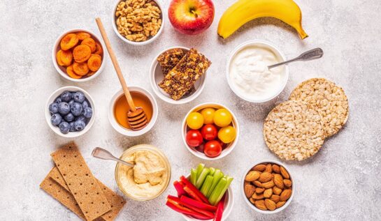 Sfaturi de la nutriționiști: alege gustări hrănitoare pentru a evita mesele nocturne