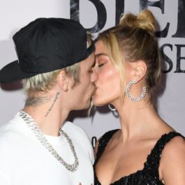 Hailey și Justin Bieber în timp ce se sărută la premiera Justin Bieber Season din 2020