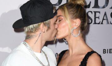 Hailey și Justin Bieber în timp ce se sărută la premiera Justin Bieber Season din 2020