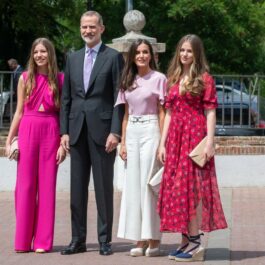 Familia Regală Spaniolă, fotografie împreună, la biserică, în haine asortate