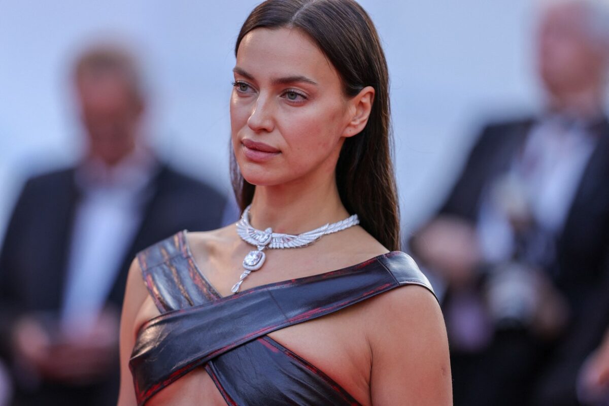 Irina Shayk, cu un top din bretele, care îi acoperea doar zona bustului, la Cannes