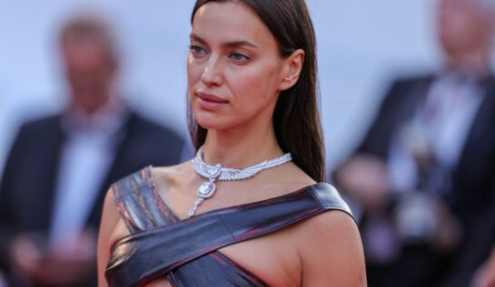 Irina Shayk și-a arătat abdomenul sculptat într-un top cu bretele și o fustă midi la Festivalul de Film de la Cannes. Modelul a participat la premiera filmului Firebrand