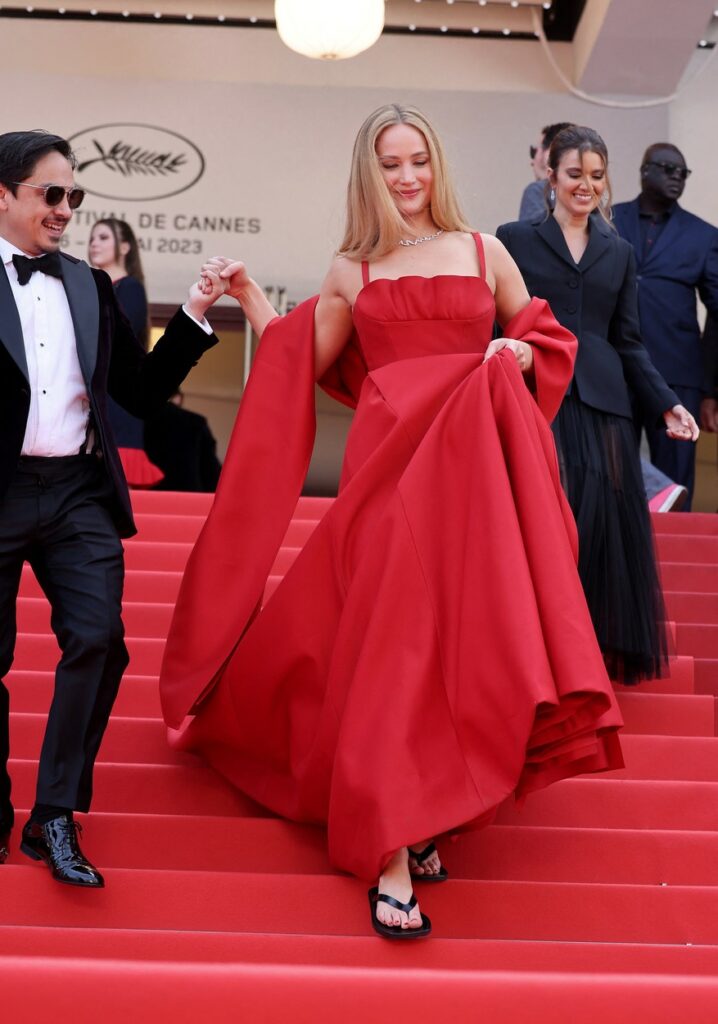 Jennifer Lawrence, cu șlapi negri în picioare la Cannes