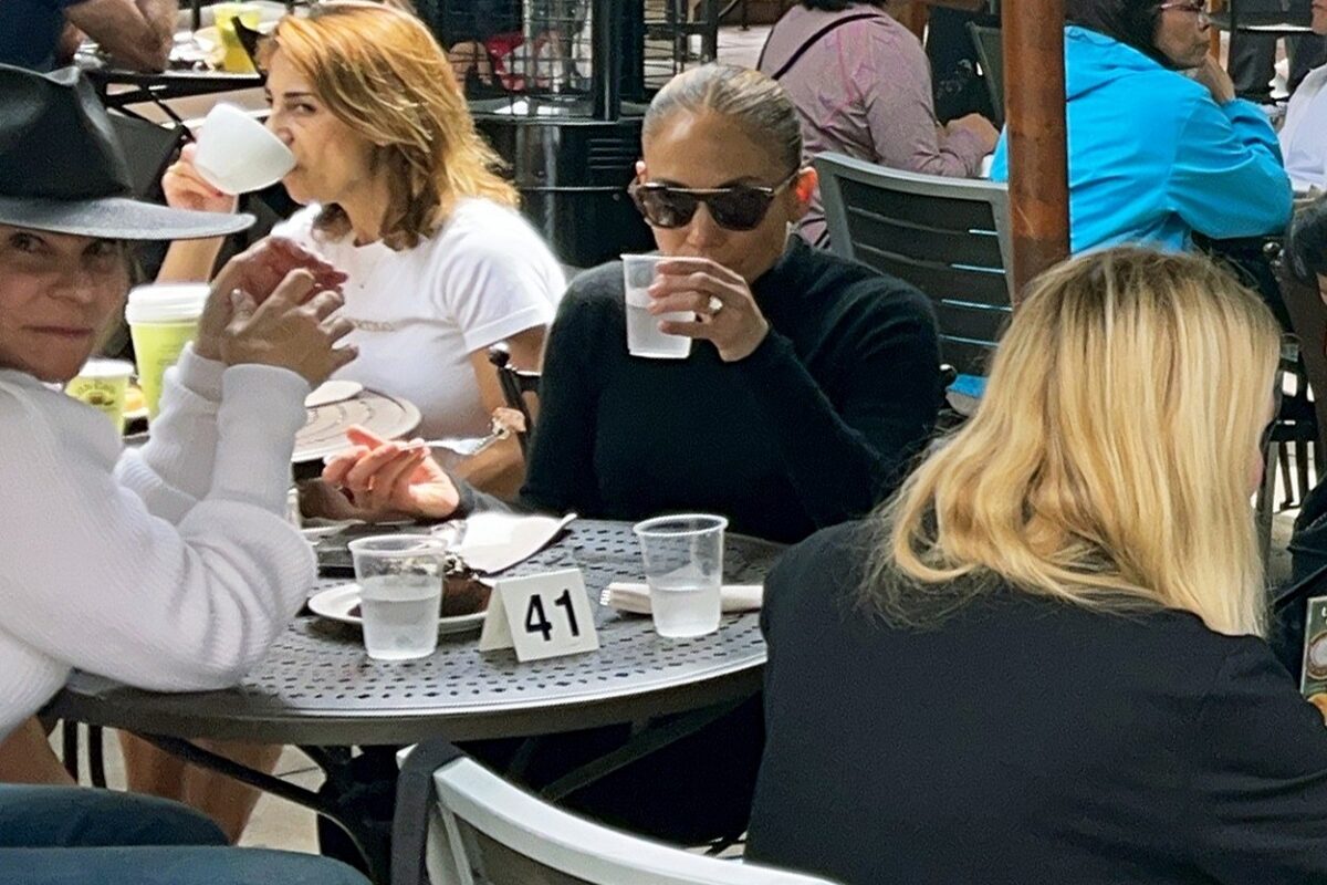 Jennifer Lopez în timp ce iese la cefea cu un grup de prietene