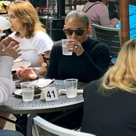 Jennifer Lopez în timp ce iese la cefea cu un grup de prietene