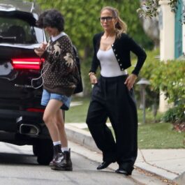 Jennifer Lopez alături de fiica sa, Emme, în fața casei lui Jennifer Garner