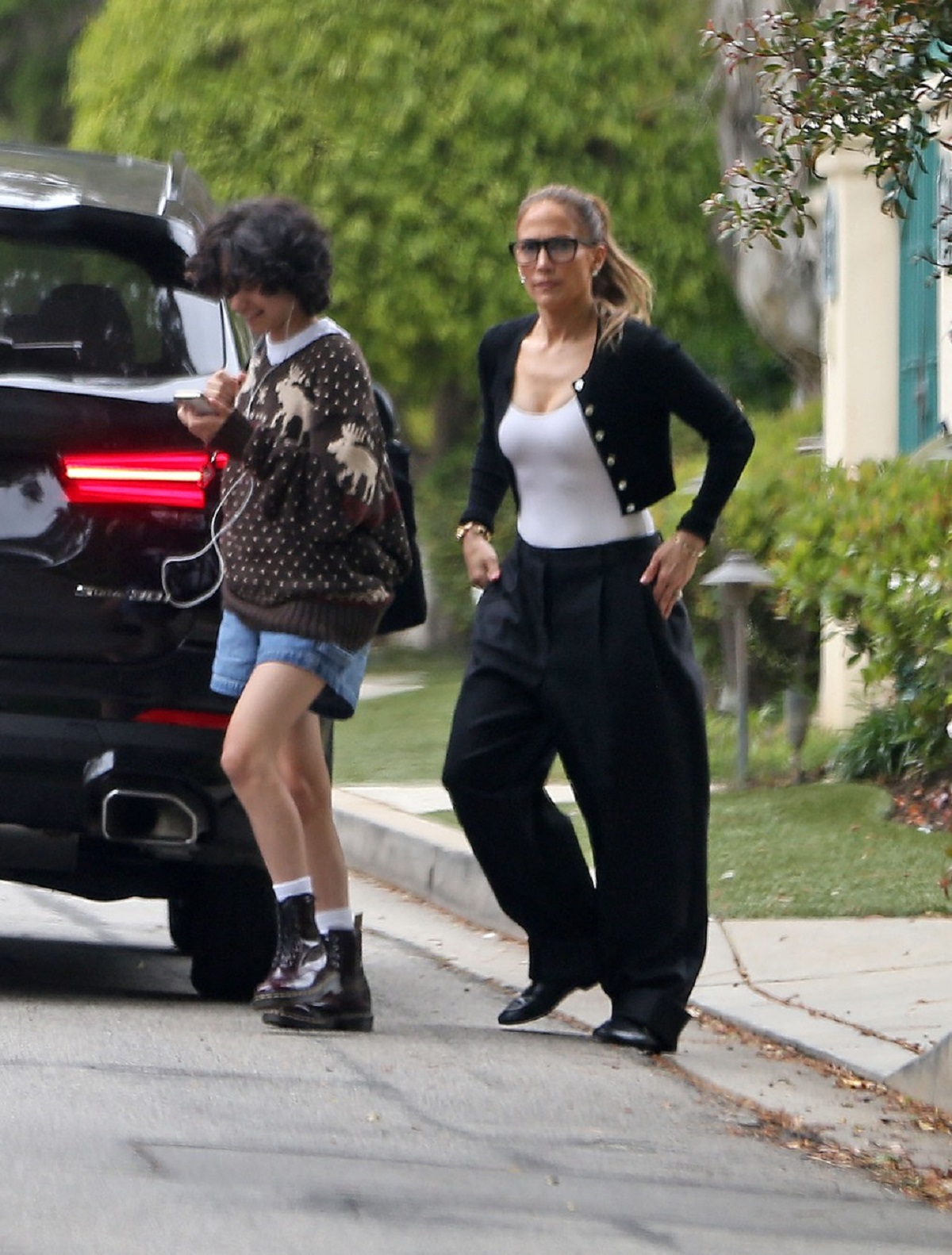 Jennifer Lopez alături de fiica sa, Emme, în fața casei lui Jennifer Garner
