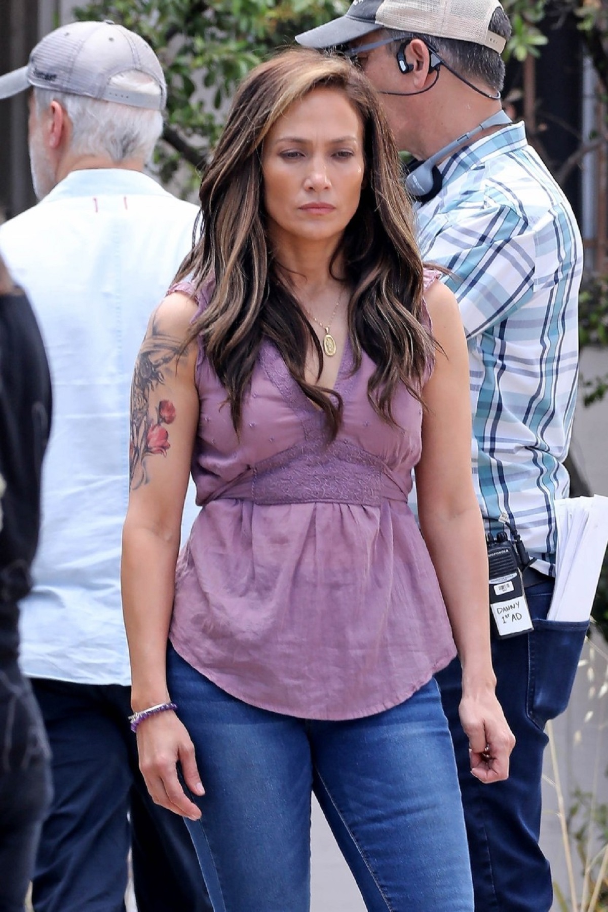 Jennifer Lopez pe platourile de filmare cu o mână acoperită de tatuaje