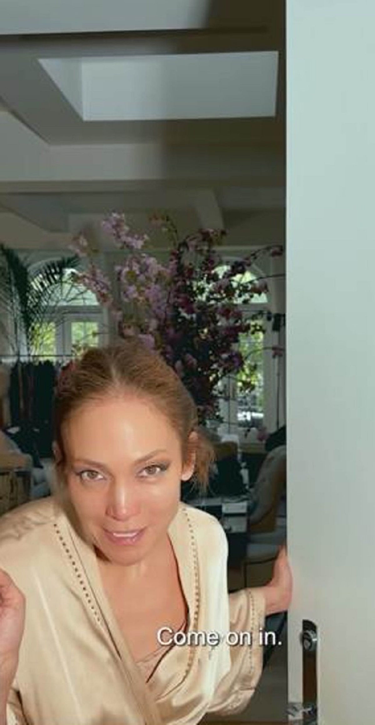 Jennifer Lopez, fără machiaj pe față, în timp ce intră în baie