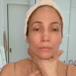 Jennifer Lopez în timp ce își masează gâtul cu loțiune hidratantă
