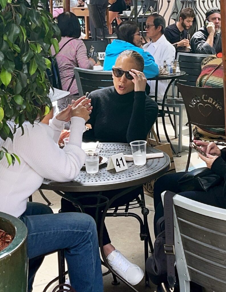 Jennifer Lopez a ieșit la cafea alături de un grup de prietene