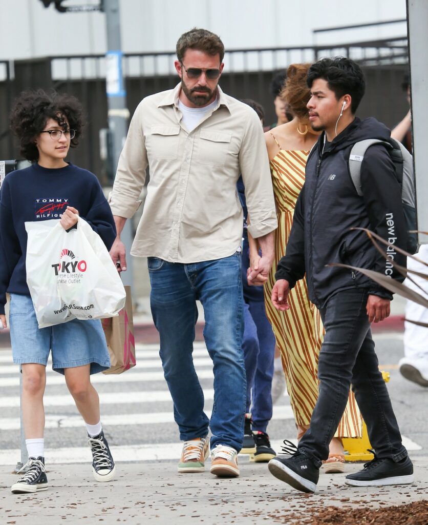 JLo și Ben Affleck, la plimbare cu copiii, în Beverly Hills