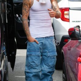 Justin Bieber, pe stradă în New York, în timp ce le face cu mâna fotografilor