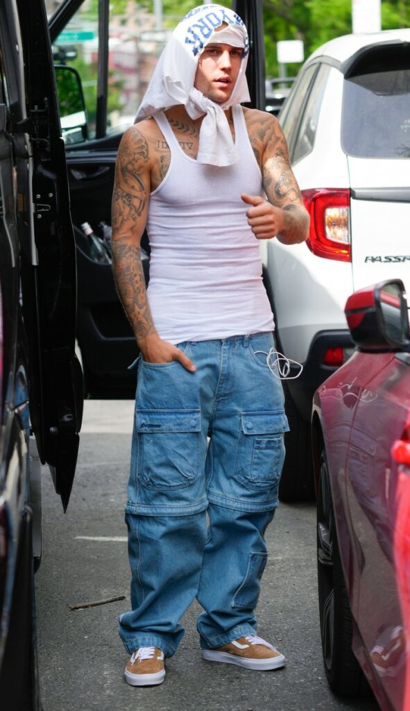 Justin Bieber, pe stradă în New York, în timp ce le face cu mâna fotografilor