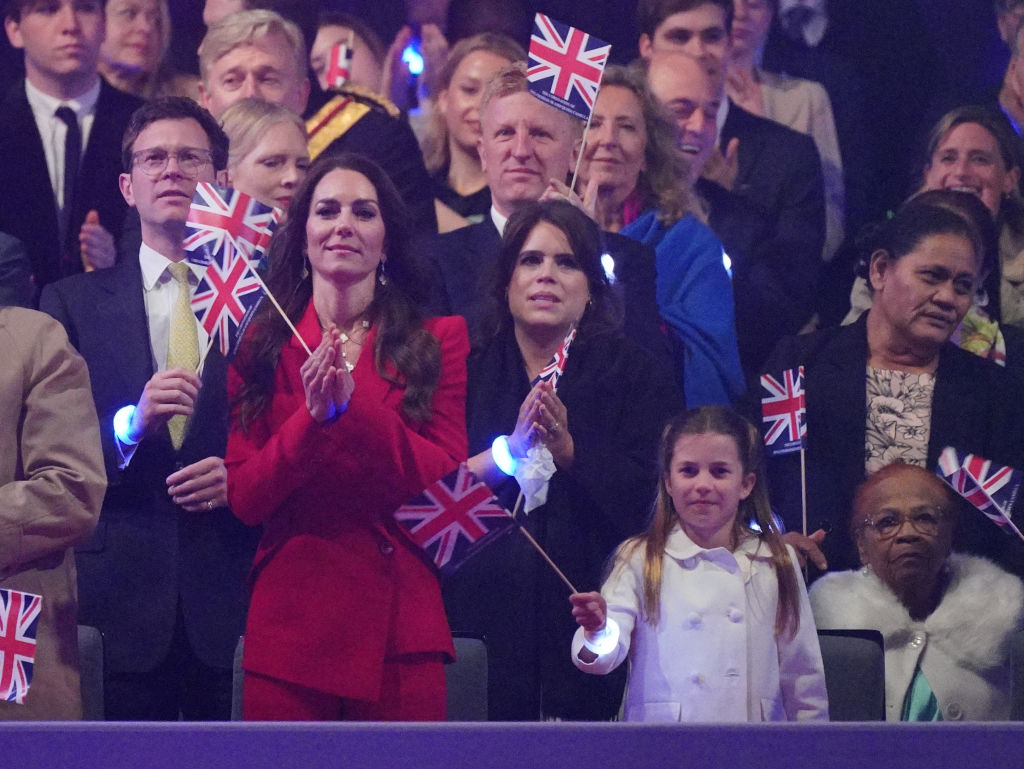 Kate Middleton și copiii ei, în loja regală, cu steaguri Union Jack în mână