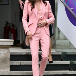 Kate Middleton, în timp ce coboară treptele unei clădiri, la un eveniment caritabil