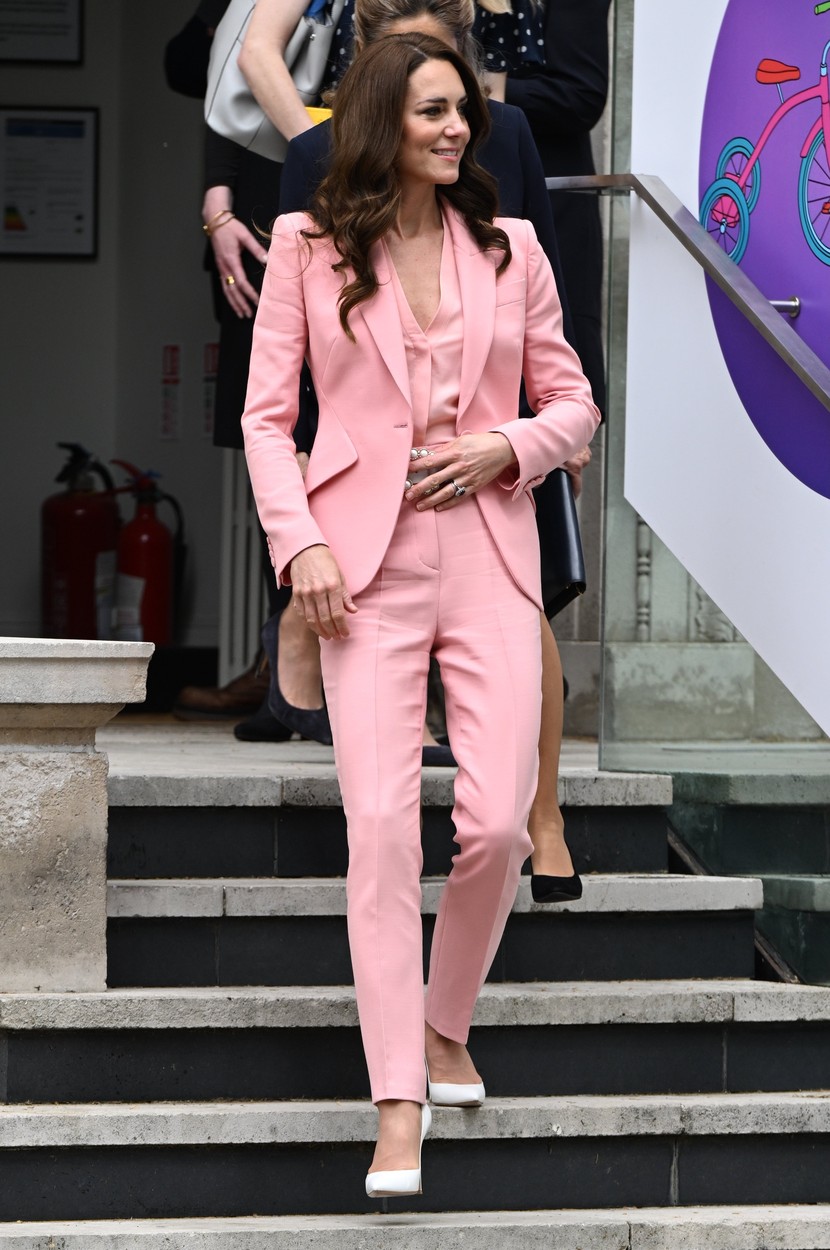 Kate Middleton, în timp ce coboară treptele unei clădiri, la un eveniment caritabil