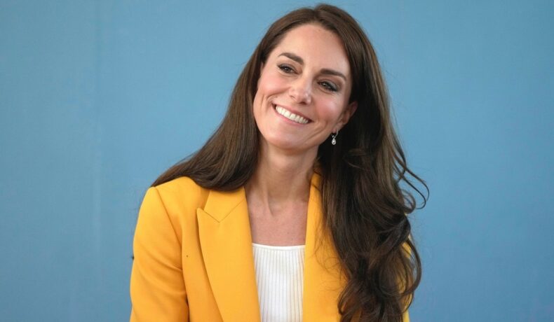 Kate Middleton într-un sacou galben, în timpul unei conferințe de presă despre sănătatea mintală