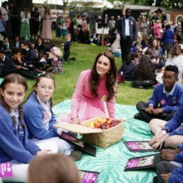 Kate Middleton stă de vorbă cu copiii de la mai multe școli primare despre sănătate și dieta alimentară