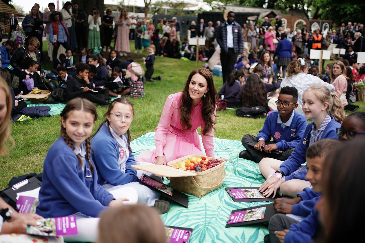 Kate Middleton stă de vorbă cu copiii de la mai multe școli primare despre sănătate și dieta alimentară