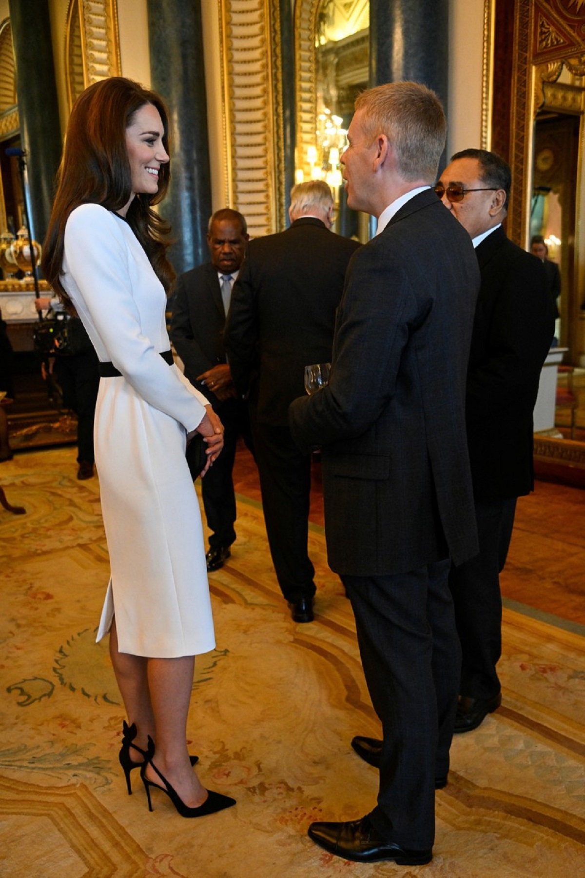Kate Middleton într-o rochie albă la dineul ținut cu o seară înainte de încronarea Regelui Charles al III-lea