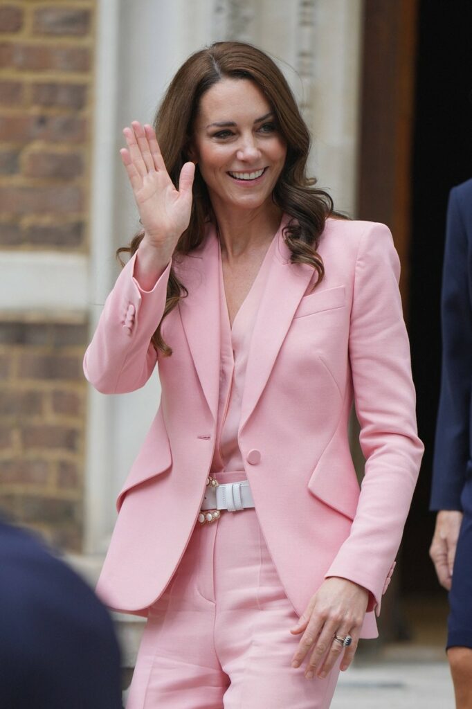 Kate Middleton le face cu mâna admiratorilor regali
